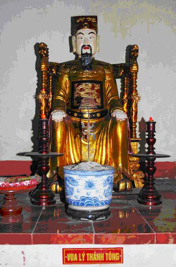Tượng  thờ vua Lý Thánh Tông tại chùa Phật Tích